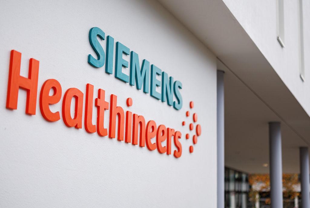 Der Schriftzug "Siemens Healthineers" steht an einer Hauswand.