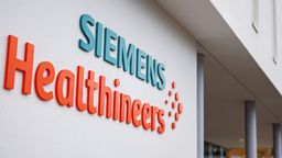 Der Schriftzug "Siemens Healthineers" steht an einer Hauswand. | Bild:dpa-Bildfunk/Daniel Karmann