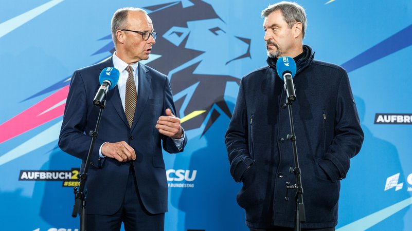 Der CDU-Vorsitzende Friedrich Merz und CSU-Chef Markus Söder in Seeon | Bild: picture alliance/dpa | Matthias Balk Der CDU-Vorsitzende Friedrich Merz und CSU-Chef Markus Söder in Seeon