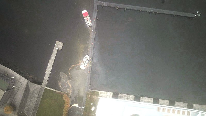 Ein Ölteppich liegt im Uferbereich des Georgenbachs auf dem Starnberger Sees - Luftaufnahme | Bild: DLRG Pöcking-Starnberg Ein Ölteppich liegt im Uferbereich des Georgenbachs auf dem Starnberger Sees - Luftaufnahme