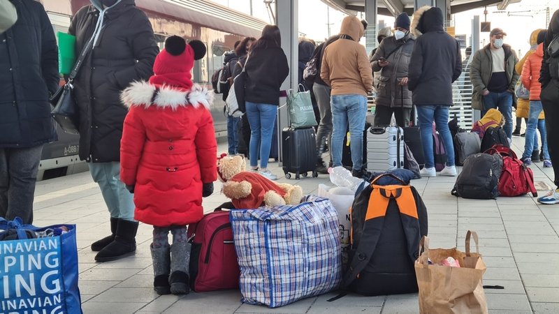 Ein Zug mit Flüchtlingen aus der Ukraine trifft am 5. März 2022 am Bahnhof in Rosenheim ein. Eine Studie zeigt, dass die aus der Ukraine geflohenen Menschen in den ersten Kriegswochen 2022 viele unterschiedliche Gründe und Ziele hatten. | Bild: BR/Manuel Rauch Ein Zug mit Flüchtlingen aus der Ukraine trifft am 5. März 2022 am Bahnhof in Rosenheim ein. Eine Studie zeigt, dass die aus der Ukraine geflohenen Menschen in den ersten Kriegswochen 2022 viele unterschiedliche Gründe und Ziele hatten.