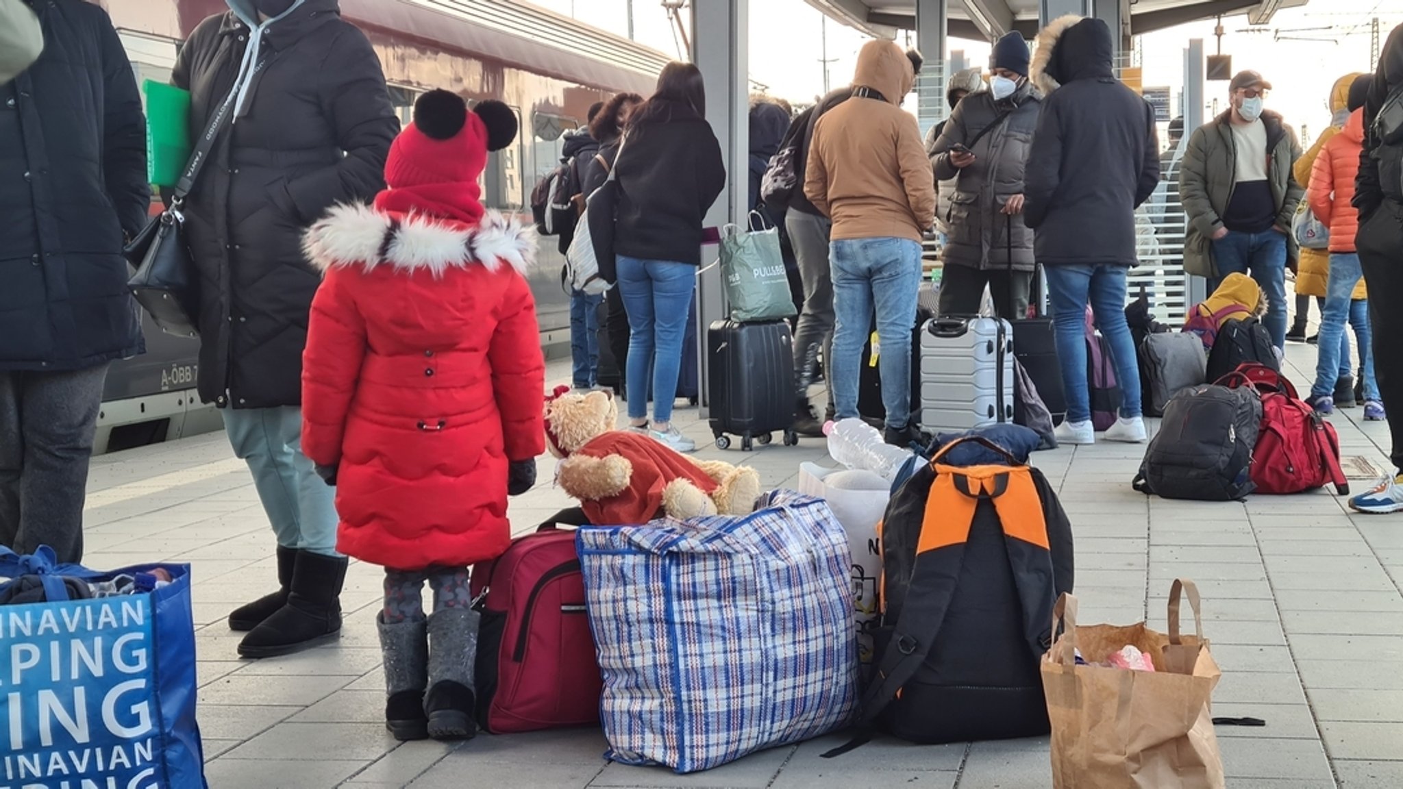 Ein Zug mit Flüchtlingen aus der Ukraine trifft am 5. März 2022 am Bahnhof in Rosenheim ein. Eine Studie zeigt, dass die aus der Ukraine geflohenen Menschen in den ersten Kriegswochen 2022 viele unterschiedliche Gründe und Ziele hatten.