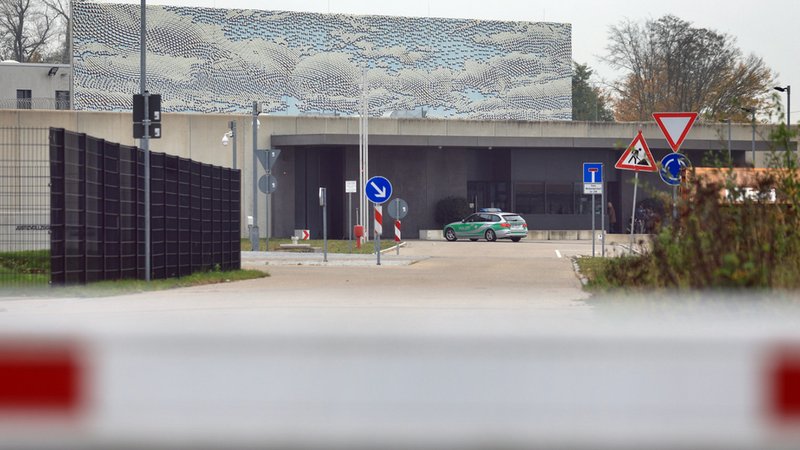 Blick auf den Eingang zur JVA Gablingen | Bild: dpa-Bildfunk/Karl-Josef Hildenbrand Blick auf den Eingang zur JVA Gablingen