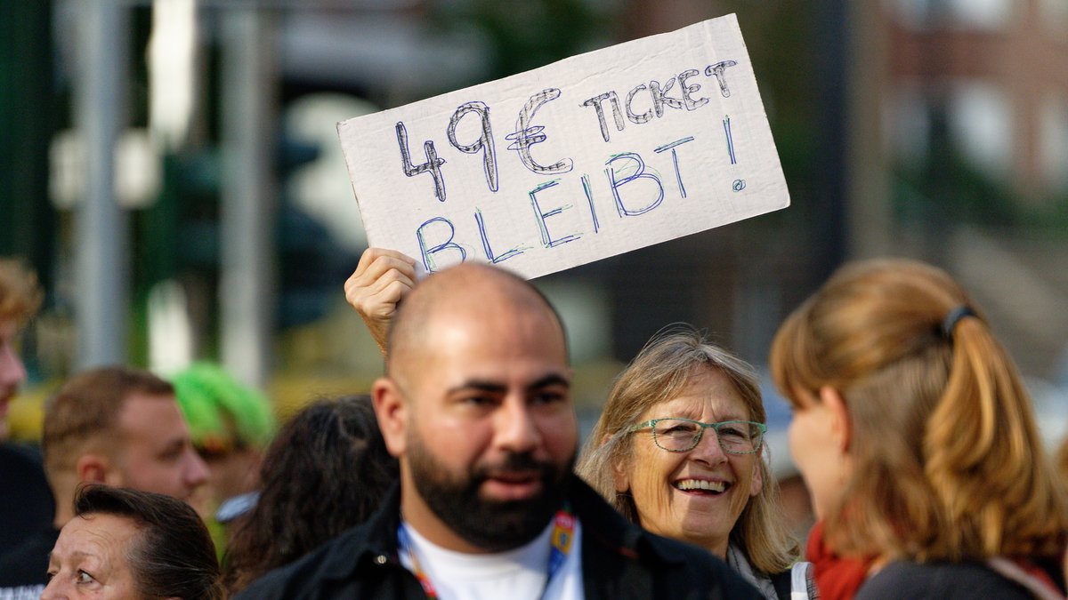 Teilnehmer einer Protestkundgebung für Erhalt des 49-Euro-Tickets vor der Verkehrsministerkonferenz.