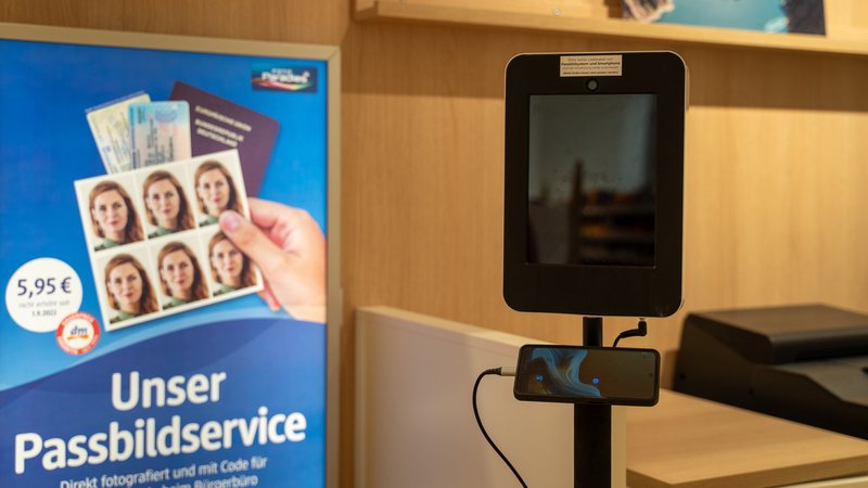 Digitales Passfoto fuer Personalausweis und Reisepass in der Drogerie | Bild: picture alliance / Eibner-Pressefoto | Eibner-Pressefoto/Jonas Lohrmann Digitales Passfoto fuer Personalausweis und Reisepass in der Drogerie