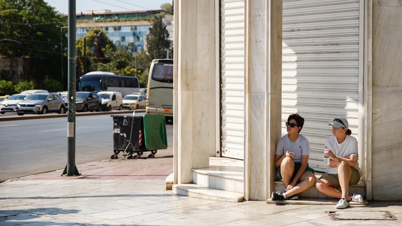 Touristen suchen im über 40 Grad heißen Athen Schutz im Schatten. | Bild: picture alliance/dpa | Socrates Baltagiannis Touristen suchen im über 40 Grad heißen Athen Schutz im Schatten.