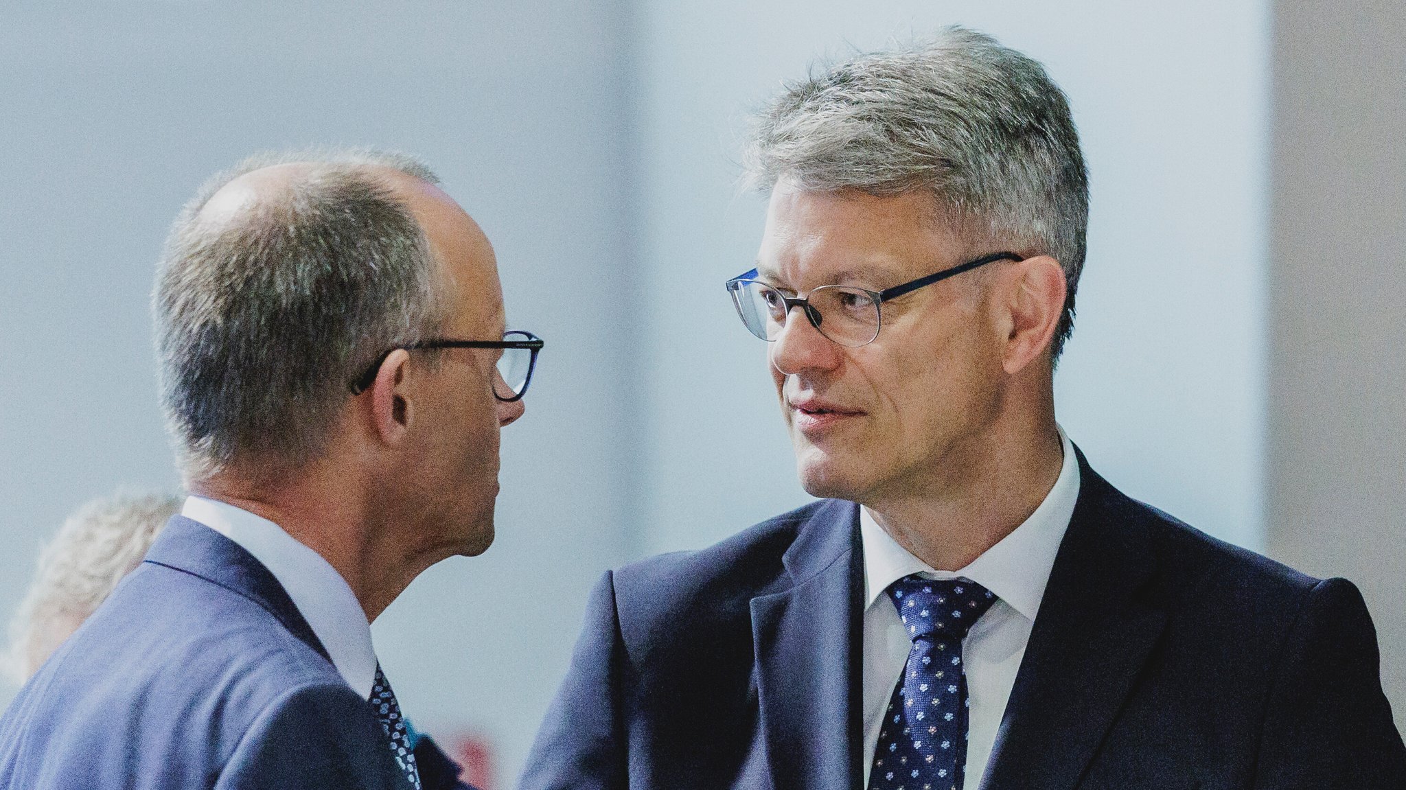 "Unmögliches Verhalten": Kritik an Merz' Umgang mit Schnieder