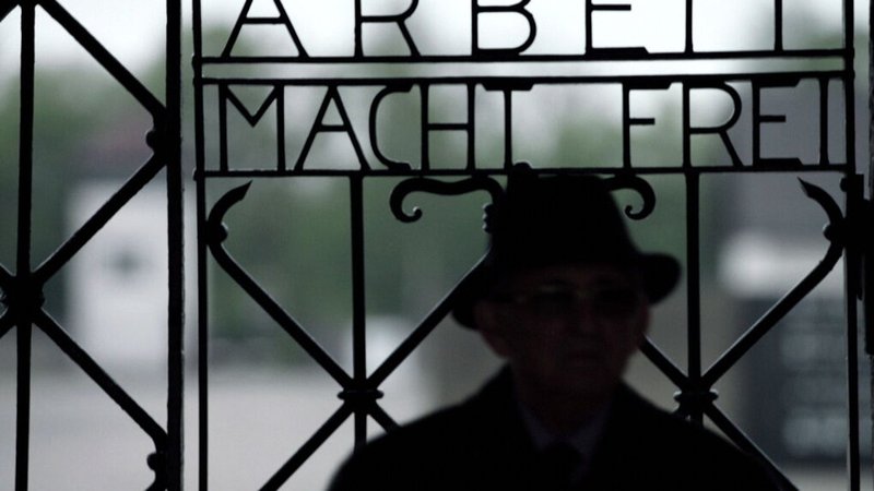 Abba Naor am Tor des ehemaligen Konzentrationslagers in Dachau. | Bild: BR Abba Naor am Tor des ehemaligen Konzentrationslagers in Dachau.