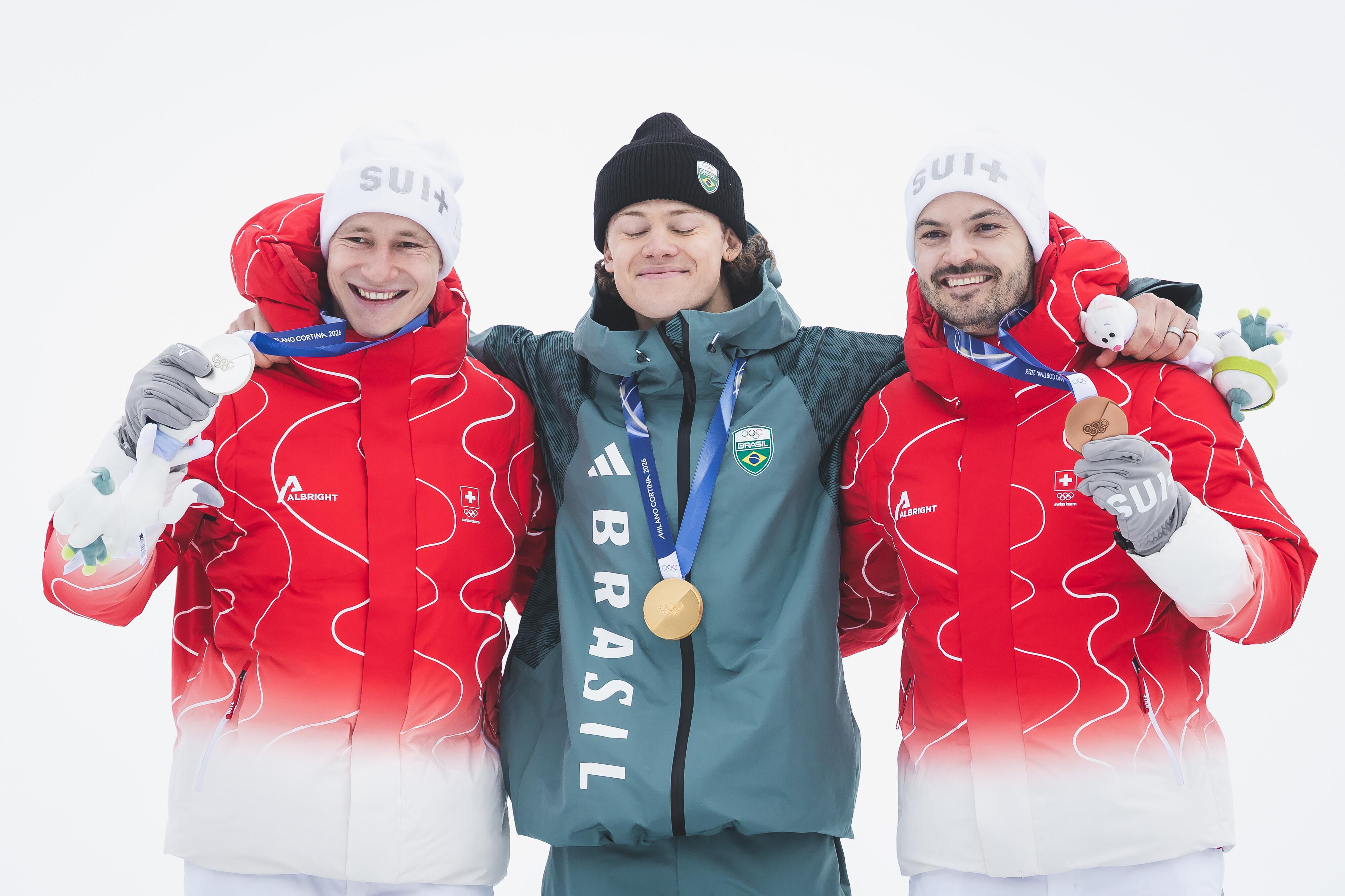 Silbermedaillengewinner Marco Odermatt (SUI), Goldmedaillengewinner und Olympiasieger Lucas Pinheiro Braathen (BRA),