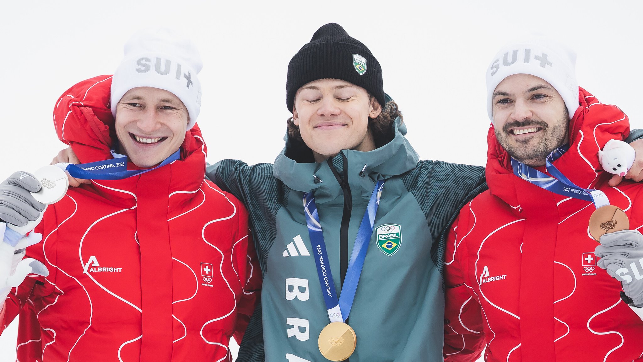 Silbermedaillengewinner Marco Odermatt (SUI), Goldmedaillengewinner und Olympiasieger Lucas Pinheiro Braathen (BRA),