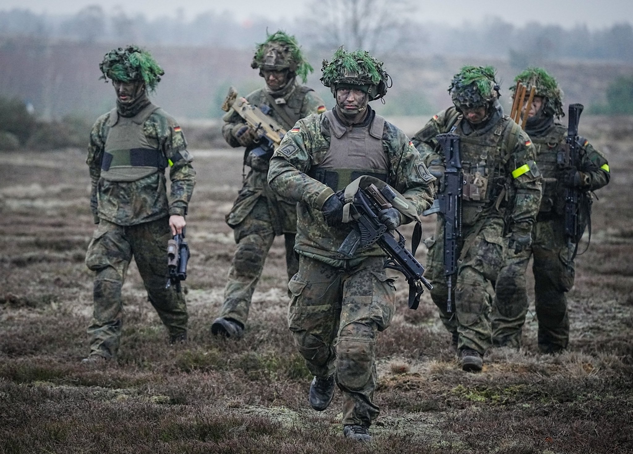 26.01.2023, Sachsen-Anhalt, Möckern: Bundeswehrsoldaten nehmen an einer Übung im Beisein des Verteidigungsministers bei dessen Antrittsbesuch bei der Bundeswehr auf dem Truppenübungsplatz Altengrabow teil. Nach Einblicken in die Schieß- und Gefechtsausbildung der Logistiker der Streitkräftebasis und der Panzergrenadiere des Heeres führte der Minister Gespräche mit den Soldatinnen und Soldaten. Foto: Kay Nietfeld/dpa +++ dpa-Bildfunk +++