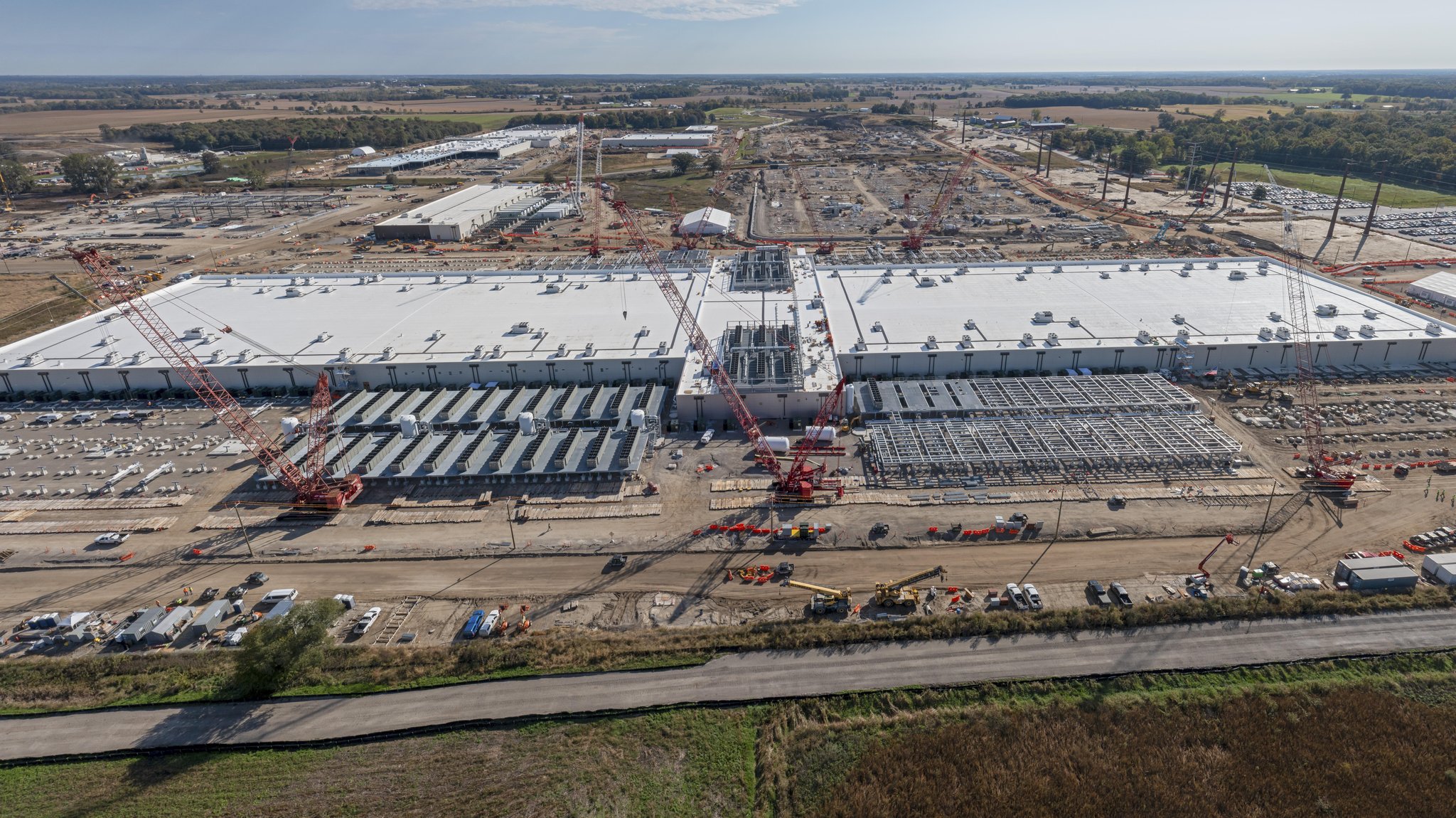 Anwohner klagten gegen den Bau dieses 16-Milliarden-Rechenzentrums in Saline, Michigan erfolglos. Sie befürchten Wassserknappheit und Anstieg der Strompreise. | Bild: picture alliance / imageBROKER / Jim West Anwohner klagten gegen den Bau dieses 16-Milliarden-Rechenzentrums in Saline, Michigan erfolglos. Sie befürchten Wassserknappheit und Anstieg der Strompreise.