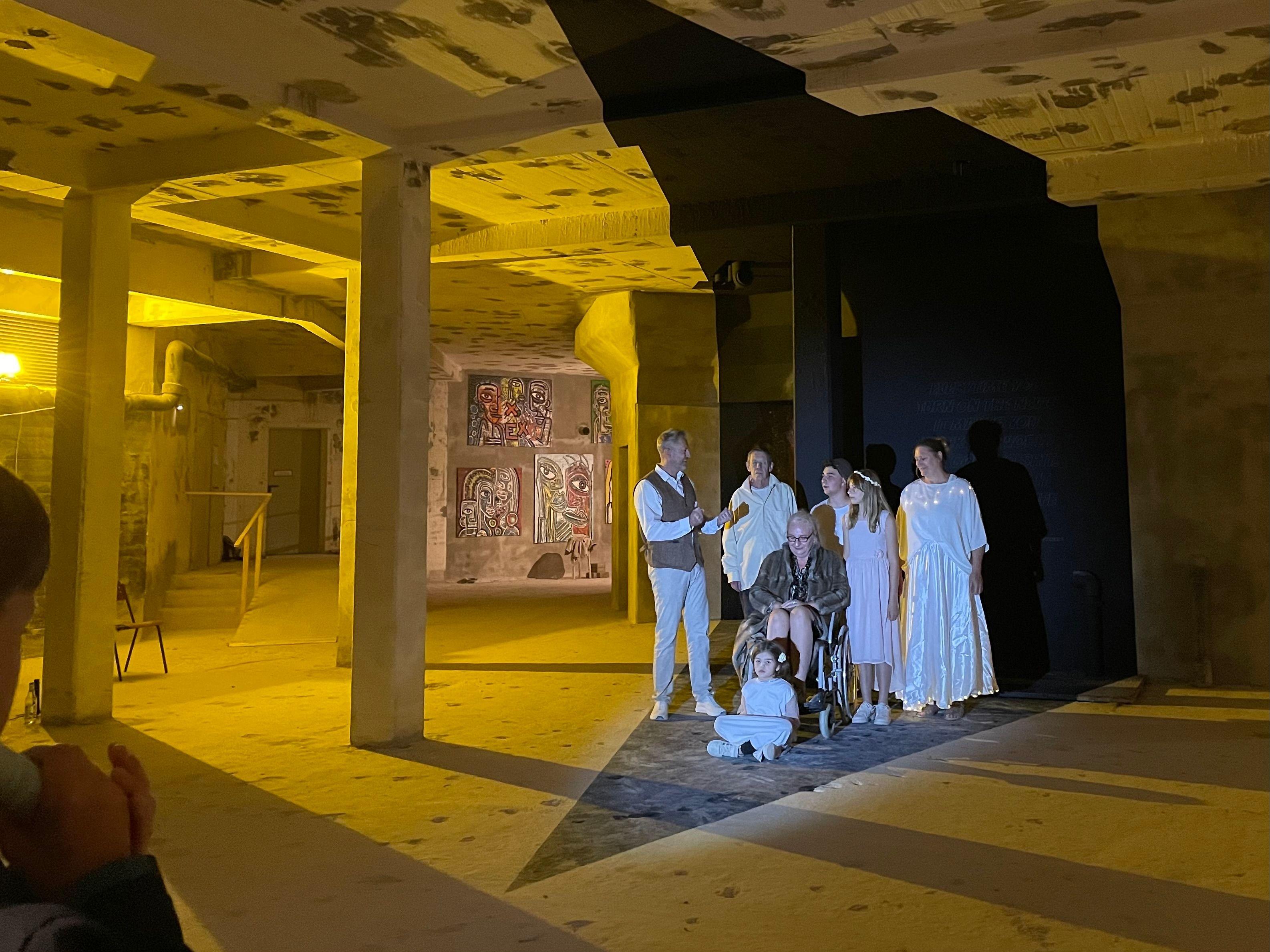 Ein Künstlerkollektiv bespielt die unterirdischen Räume der verlassenen Mogetissa-Therme in Weißenburg - auf der Suche nach dem Glück.