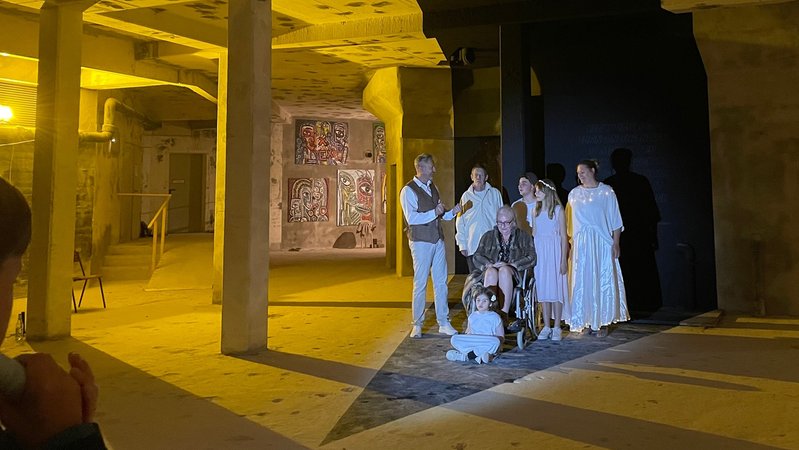 Ein Künstlerkollektiv bespielt die unterirdischen Räume der verlassenen Mogetissa-Therme in Weißenburg - auf der Suche nach dem Glück. | Bild: BR / Ulrike Lefherz Ein Künstlerkollektiv bespielt die unterirdischen Räume der verlassenen Mogetissa-Therme in Weißenburg - auf der Suche nach dem Glück.