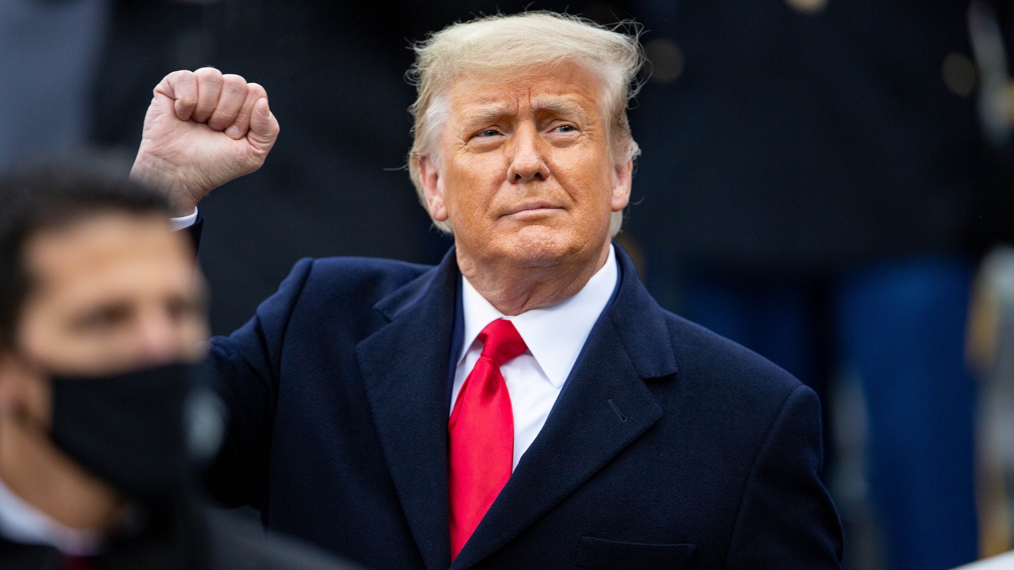 Sieht sich selbst gerne als Retter: Donald Trump, hier im Bild mit erhobener Faust beim Besuch des Army-Navy Football Games im Michie Stadium  in West Point, New York, am 19. Dezember 2019.