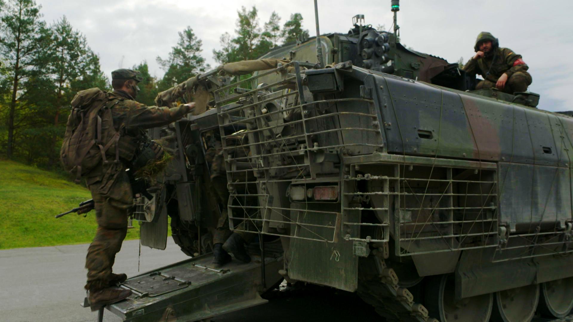 Soldaten an einem Panzer