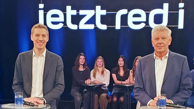 Bleibt Dieter Reiter Oberbürgermeister von München oder gelingt dem Grünen Dominik Krause die Sensation? Was sind die Pläne der beiden Politiker für die Landeshauptstadt? Unterschiede gibt es beispielsweise in der Verkehrspolitik. In der jetzt red i-Arena stellen sie sich den Fragen der Bürgerinnen und Bürger. | Bild: BR / Gabriele König Bleibt Dieter Reiter Oberbürgermeister von München oder gelingt dem Grünen Dominik Krause die Sensation? Was sind die Pläne der beiden Politiker für die Landeshauptstadt? Unterschiede gibt es beispielsweise in der Verkehrspolitik. In der jetzt red i-Arena stellen sie sich den Fragen der Bürgerinnen und Bürger.