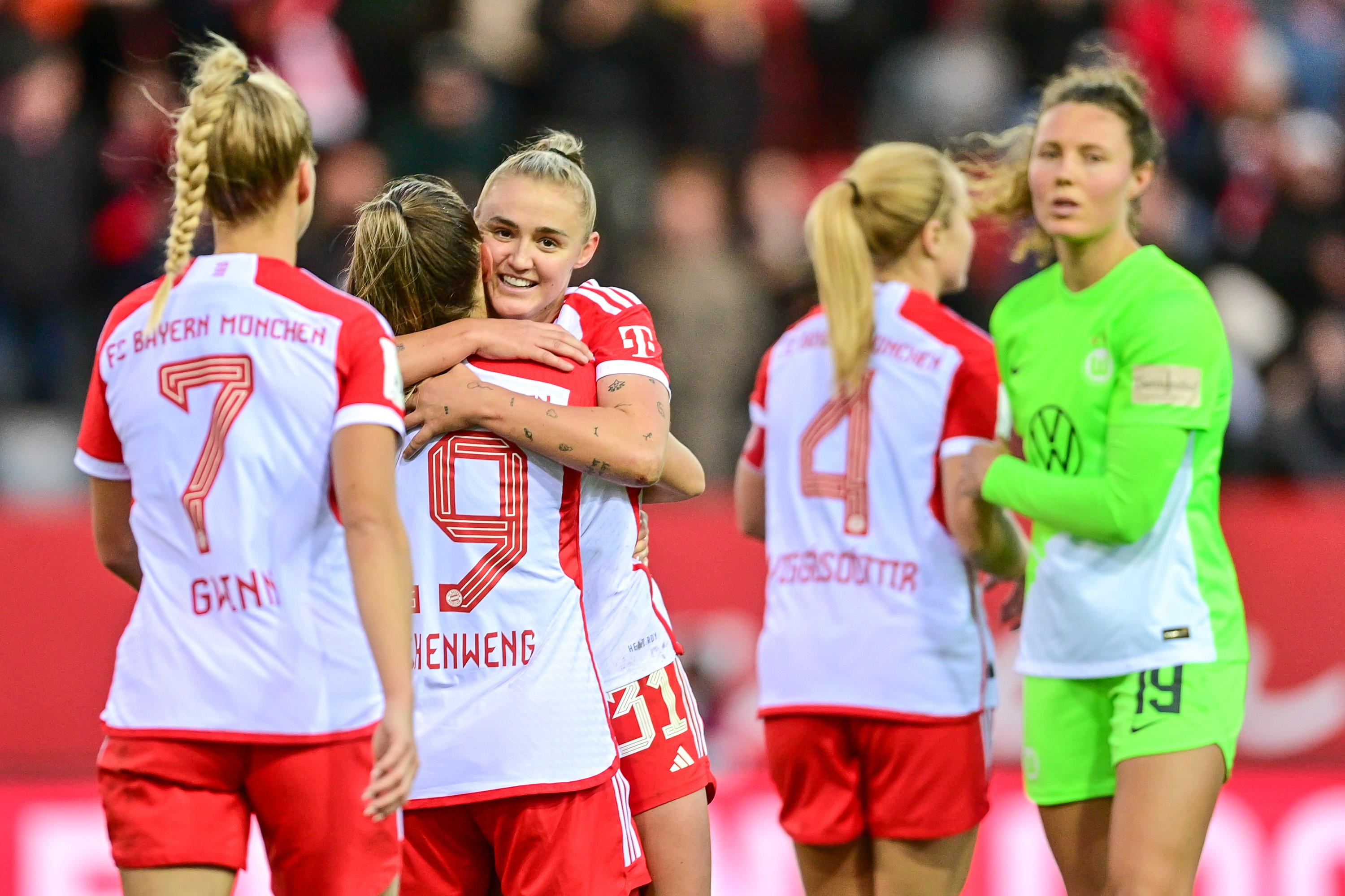 Die FC-Bayern-Spielerinnen Georgia Stanway und Katharina Naschenweng bejubeln den Sieg über den VfL Wolfsburg.