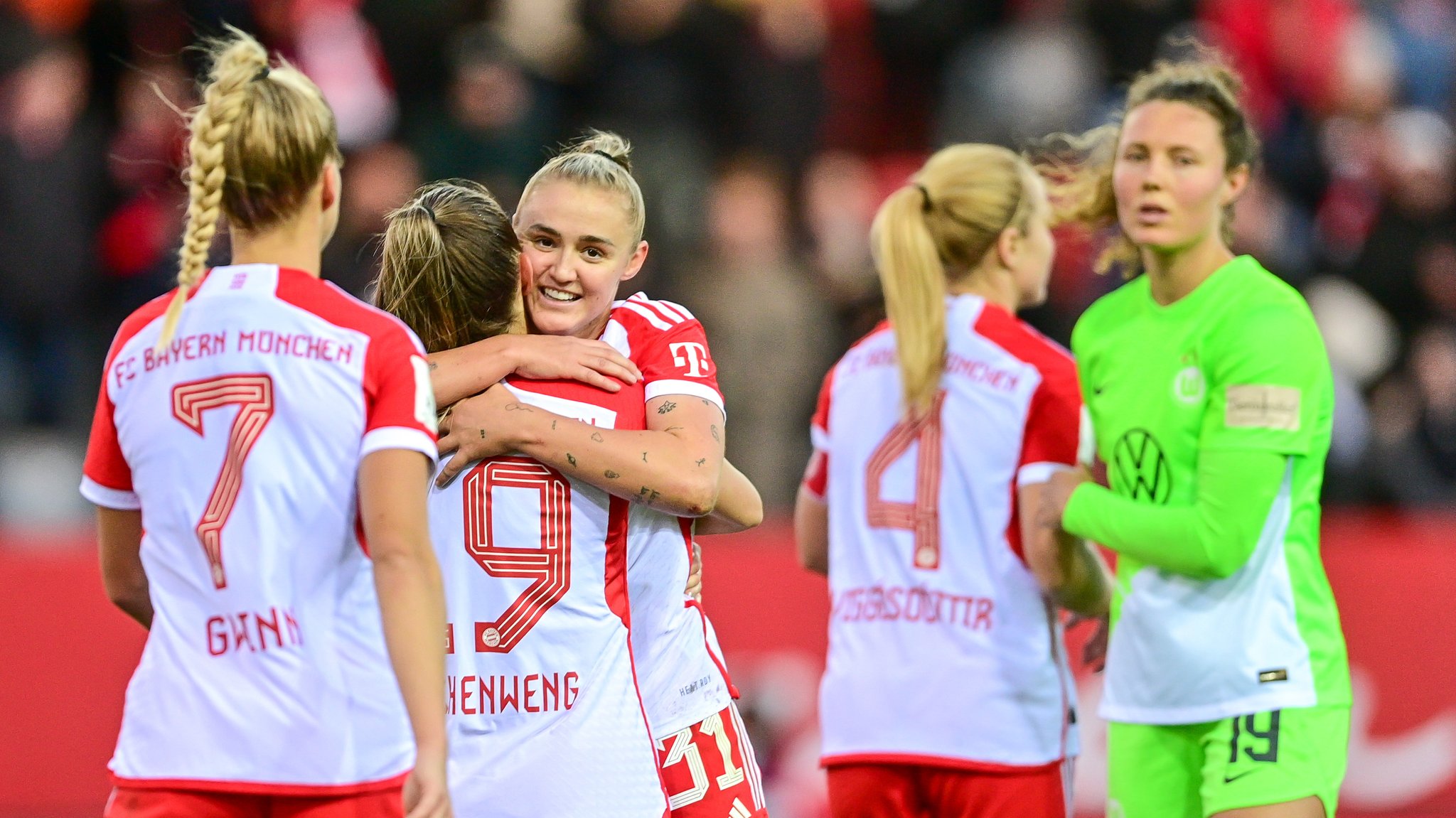 Die FC-Bayern-Spielerinnen Georgia Stanway und Katharina Naschenweng bejubeln den Sieg über den VfL Wolfsburg.