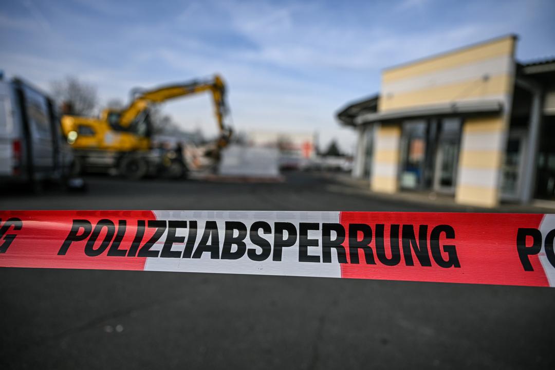 01.01.2025, Baden-Württemberg, Tauberbischofsheim: Einschusslöcher sind in einer Führerhaus-Scheibe eines Baggers zu sehen