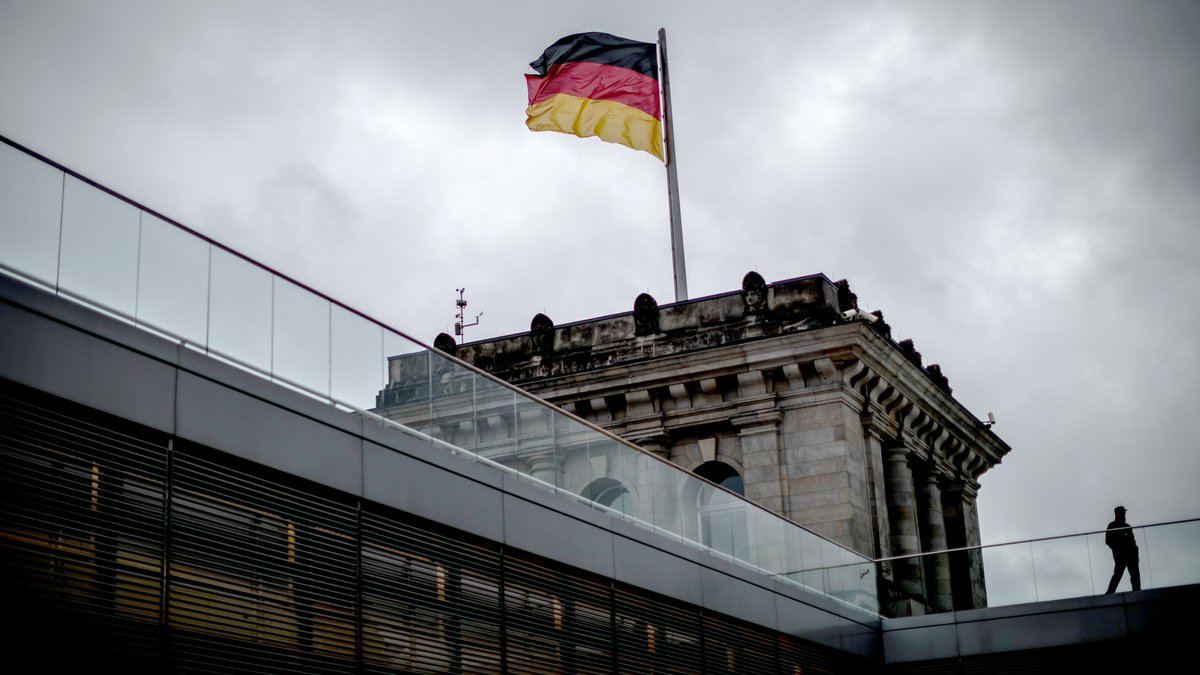 Archivbild: Dunkle Wolken ziehen in Berlin über den Deutschen Bundestag im Reichstagsgebäude