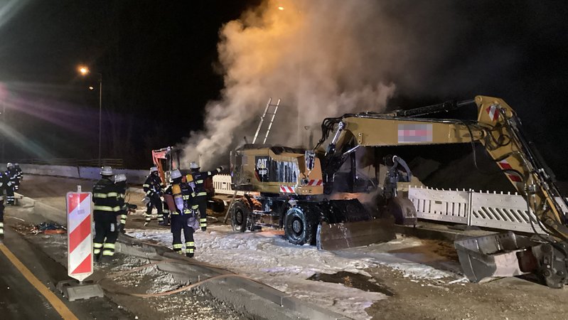 Kräfte der Feuerwehr löschen am 22.4.2025 die beiden Baufahrzeuge. | Bild: Feuerwehr München Kräfte der Feuerwehr löschen am 22.4.2025 die beiden Baufahrzeuge.