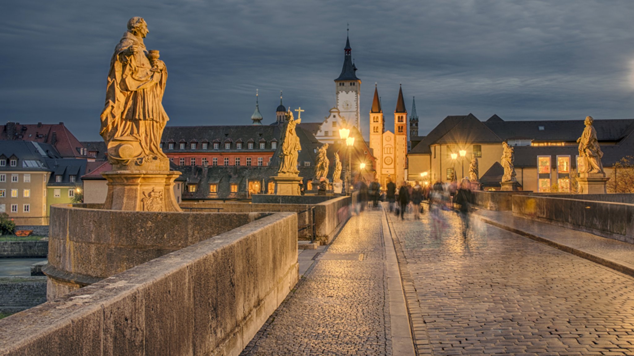 Die alte Mainbrücke in Würzburg bei Nacht.