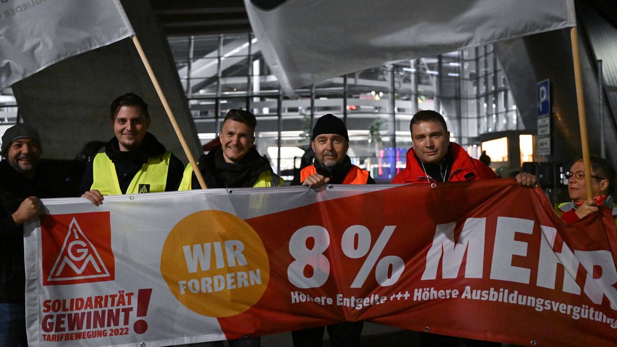 Warnstreiks - nicht nur in Bayern. Im BMW-Werk in Leipzig haben 400 Beschäftigte der Nachtschicht ihre Arbeit niedergelegt. 