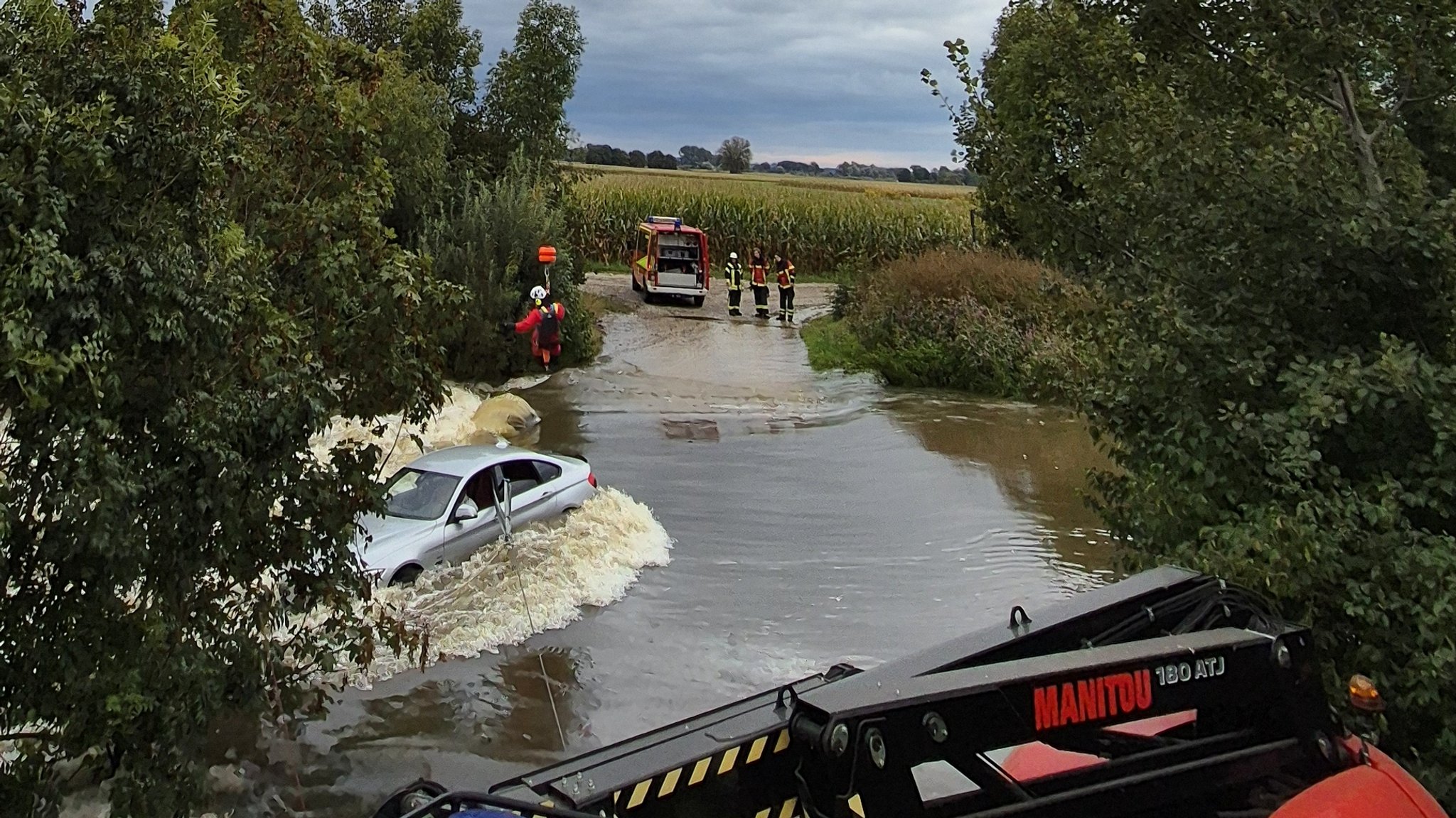 Rettungsaktion in der Flutmulde Eitting am Sonntagmorgen.