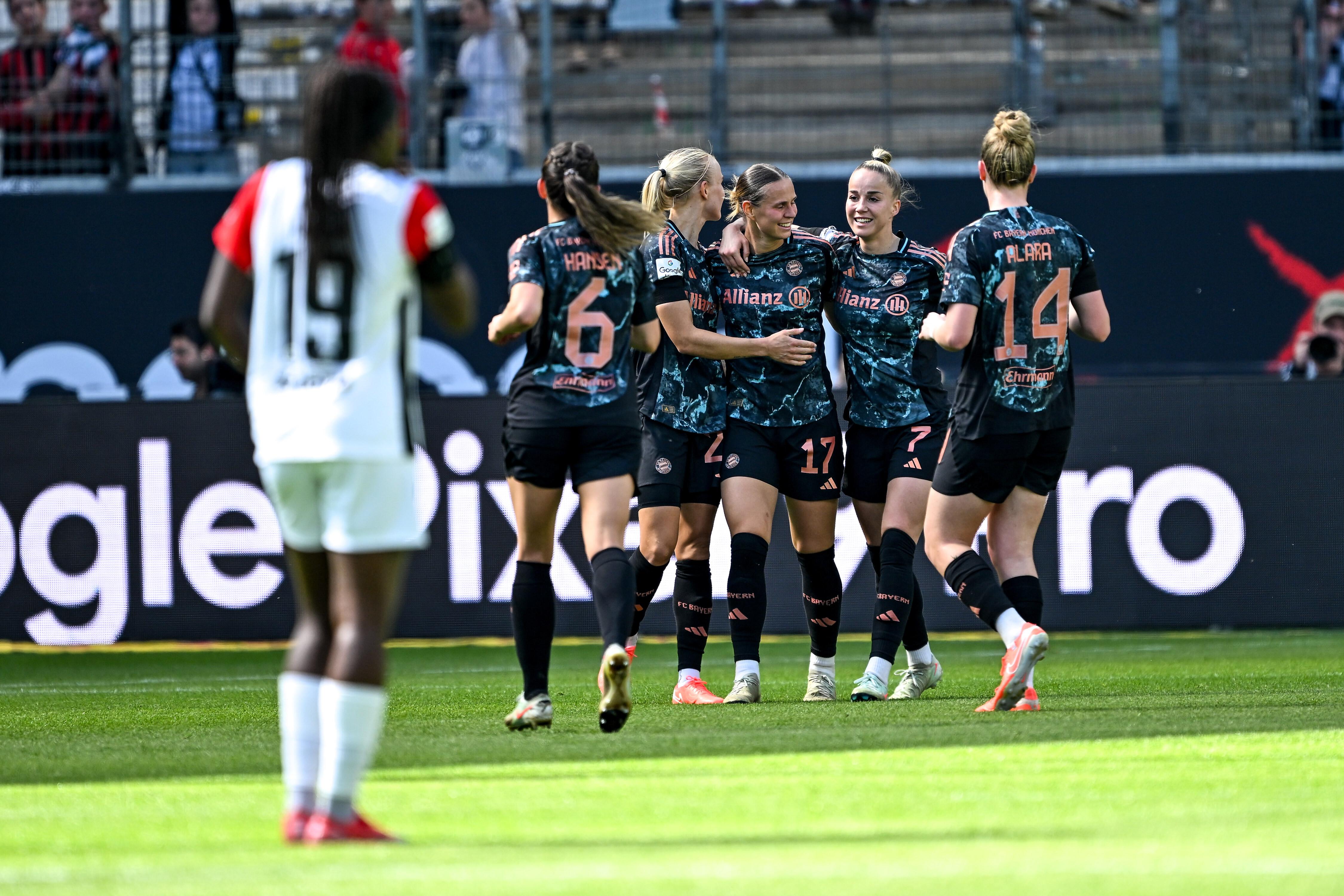 Torjubel bei den FC-Bayern-Frauen in der Bundesligapartie bei Eintracht Frankfurt