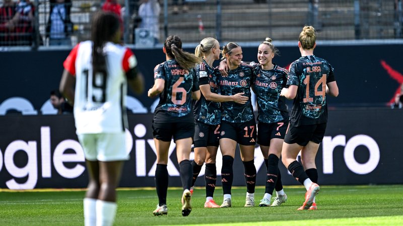 Torjubel bei den FC-Bayern-Frauen in der Bundesligapartie bei Eintracht Frankfurt | Bild: picture-alliance/dpa Torjubel bei den FC-Bayern-Frauen in der Bundesligapartie bei Eintracht Frankfurt