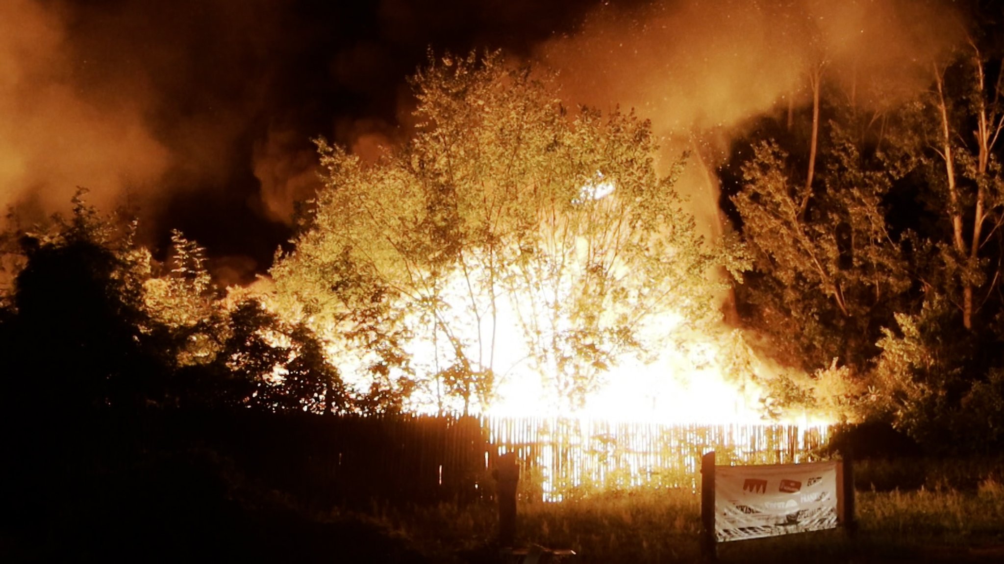Eine Fläche von rund 3.000 Quadratmetern stand am Freitagabend in Flammen. Die Feuerwehr war mit einem Großaufgebot vor Ort. Drei Stunden später war das Feuer unter Kontrolle. Verletzt wurde niemand. | Bild: BR 2026 Eine Fläche von rund 3.000 Quadratmetern stand am Freitagabend in Flammen. Die Feuerwehr war mit einem Großaufgebot vor Ort. Drei Stunden später war das Feuer unter Kontrolle. Verletzt wurde niemand.