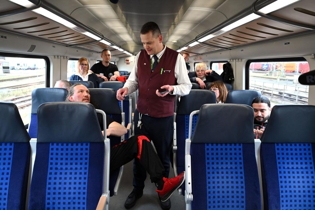 Zugbegleiter von DB Regio und Trainer üben Techniken während des Deeskalationstrainings für Zugpersonal 