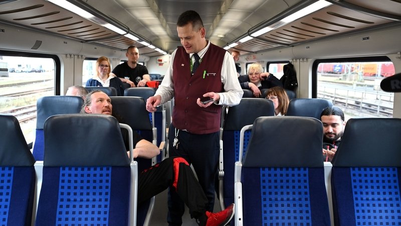 Zugbegleiter von DB Regio und Trainer üben Techniken während des Deeskalationstrainings für Zugpersonal | Bild: dpa-Bildfunk/Martin Schutt Zugbegleiter von DB Regio und Trainer üben Techniken während des Deeskalationstrainings für Zugpersonal