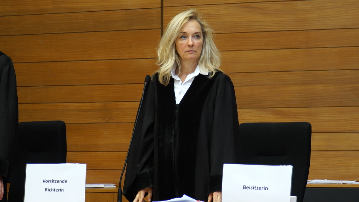 Eine Richterin im Gerichtssaal