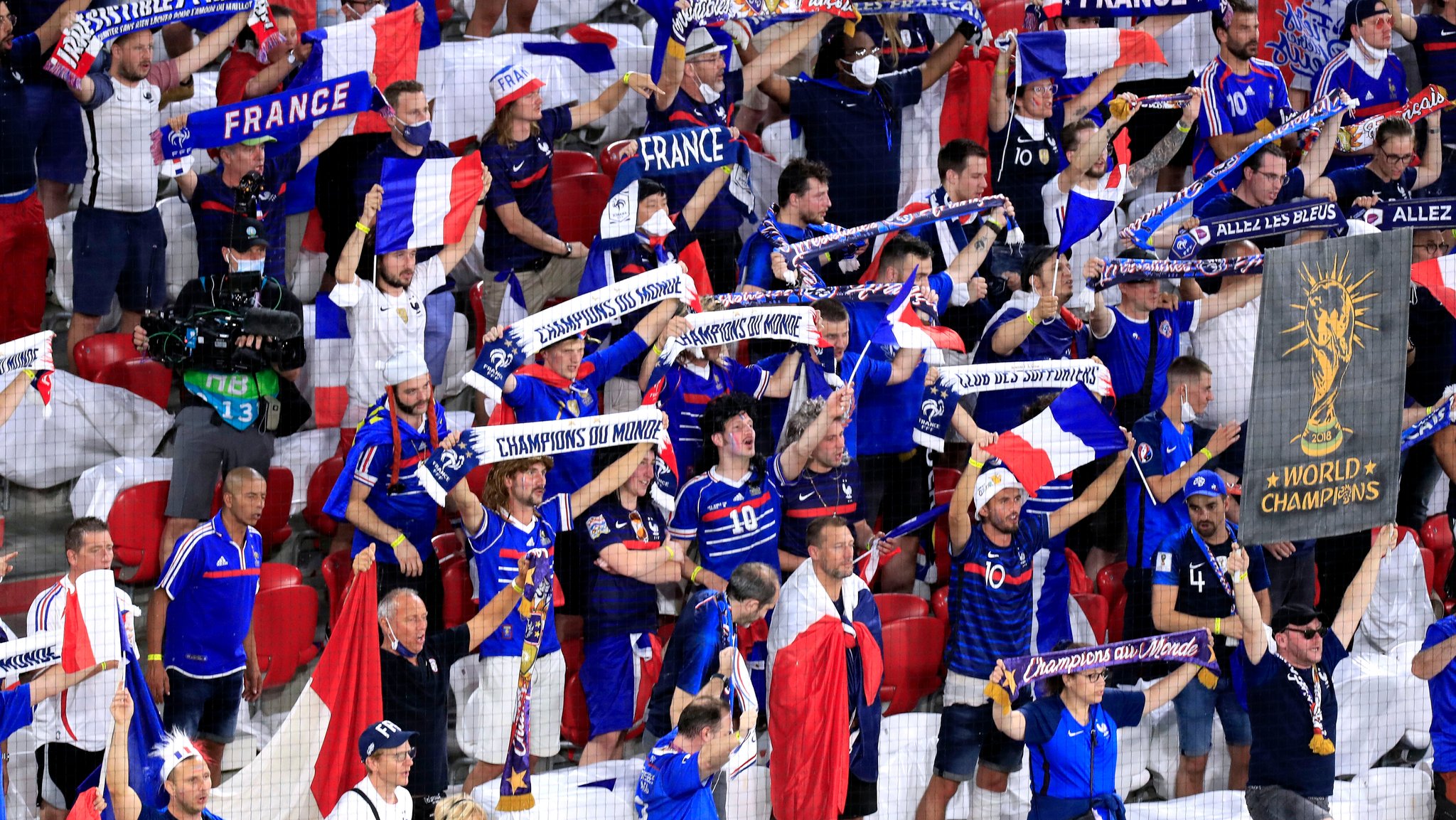 Französische Fans stehen in der Münchner Arena dicht beisammen, die meisten ohne Maske. 