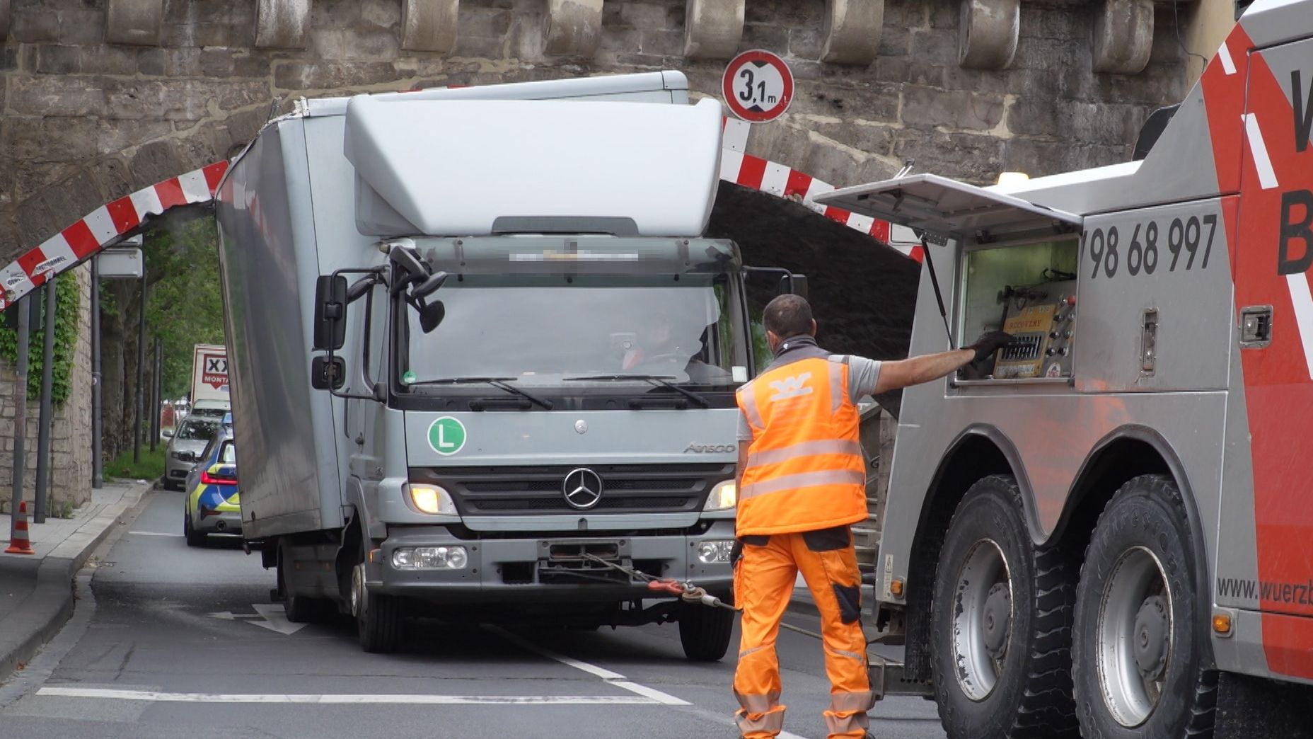 Wurzburg Lkw Steckte Unter Der Alten Mainbrucke Fest Br24