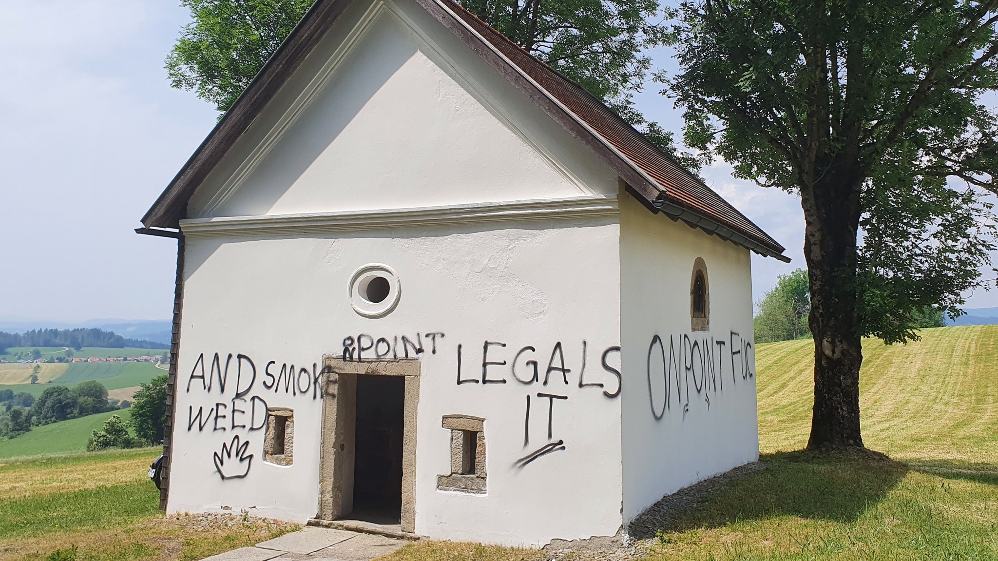 Die Vorderseite der beschmierten Kapelle