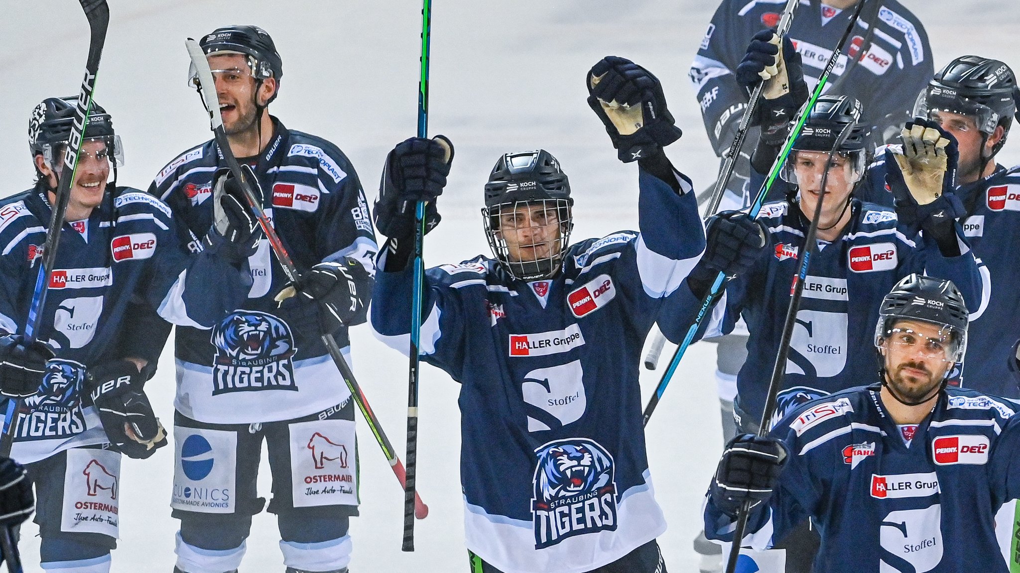 Spieler der Straubing Tigers beim Jubeln