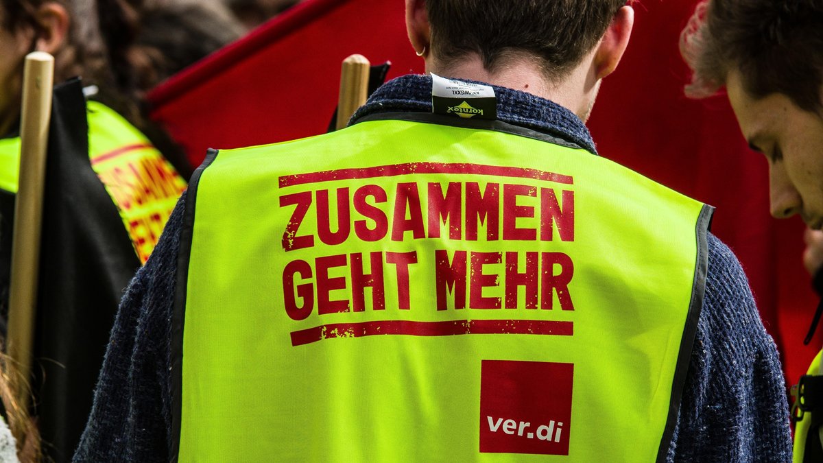 Streikende mit Verdi-Westen im März in Bayern