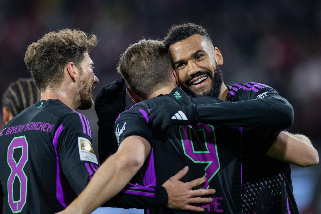 24.11.2023, Nordrhein-Westfalen, Köln: Fußball: Bundesliga, 1. FC Köln - Bayern München, 12. Spieltag, RheinEnergieStadion. Münchens Harry Kane freut sich über sein Tor zum 1:0 mit Eric Maxim Choupo-Moting (r) und Leon Goretzka (l). Foto: Rolf Vennenbernd/dpa - WICHTIGER HINWEIS: Gemäß den Vorgaben der DFL Deutsche Fußball Liga bzw. des DFB Deutscher Fußball-Bund ist es untersagt, in dem Stadion und/oder vom Spiel angefertigte Fotoaufnahmen in Form von Sequenzbildern und/oder videoähnlichen Fotostrecken zu verwerten bzw. verwerten zu lassen. +++ dpa-Bildfunk +++ | Bild:dpa-Bildfunk/Rolf Vennenbernd