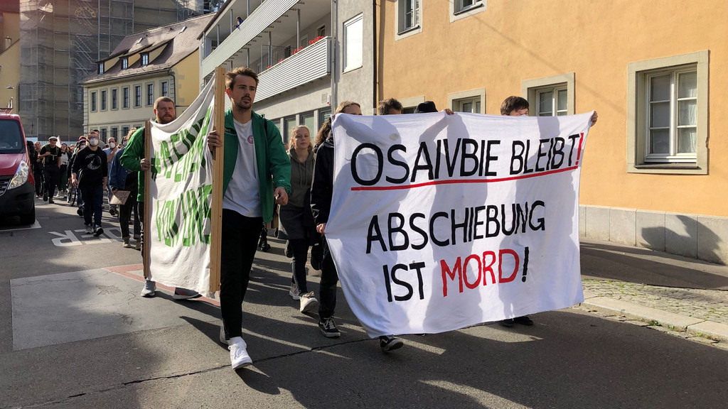 Protest in Würzburg: Menschen demonstrieren gegen die bevorstehende Abschiebung eines 20-jährigen Nigerianers.