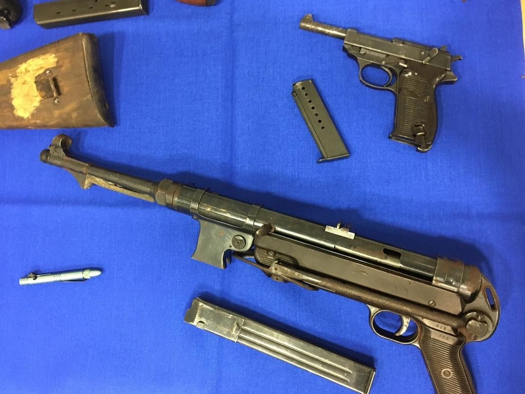 Symbolbild: Waffen dürfen ohne waffenrechtliche Erlaubnis nicht einfach zur Polizei gebracht werden. Deswegen hat eine Starnbergerin eine Anzeige bekommen.