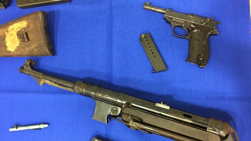 Symbolbild: Waffen dürfen ohne waffenrechtliche Erlaubnis nicht einfach zur Polizei gebracht werden. Deswegen hat eine Starnbergerin eine Anzeige bekommen. | Bild: BR/Jörg Hertle Symbolbild: Waffen dürfen ohne waffenrechtliche Erlaubnis nicht einfach zur Polizei gebracht werden. Deswegen hat eine Starnbergerin eine Anzeige bekommen.