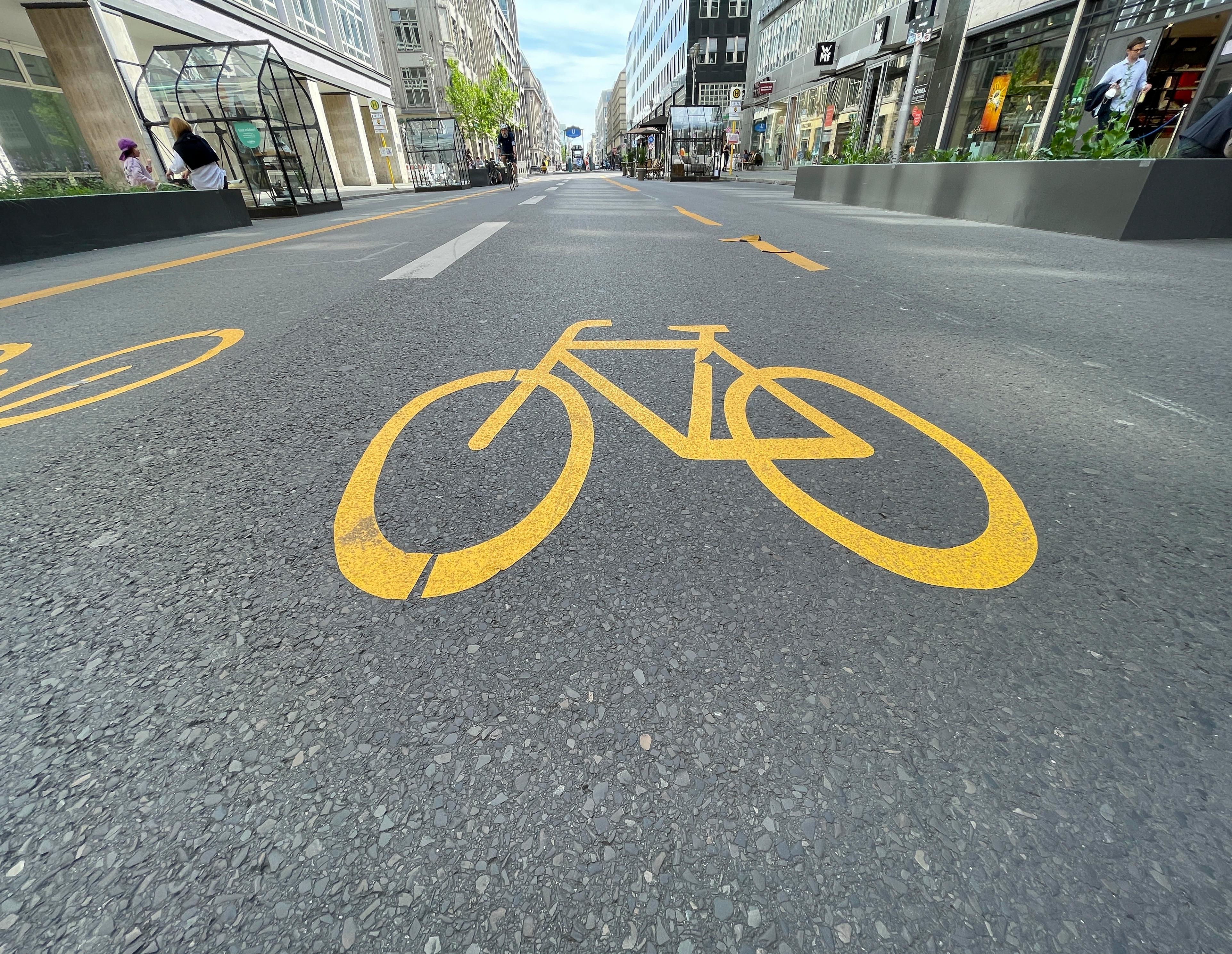Autofreie Straße mit Fahrradsymbol 