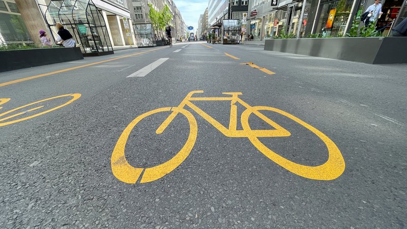 Autofreie Straße mit Fahrradsymbol | Bild: picture alliance / Flashpic | Jens Krick Autofreie Straße mit Fahrradsymbol
