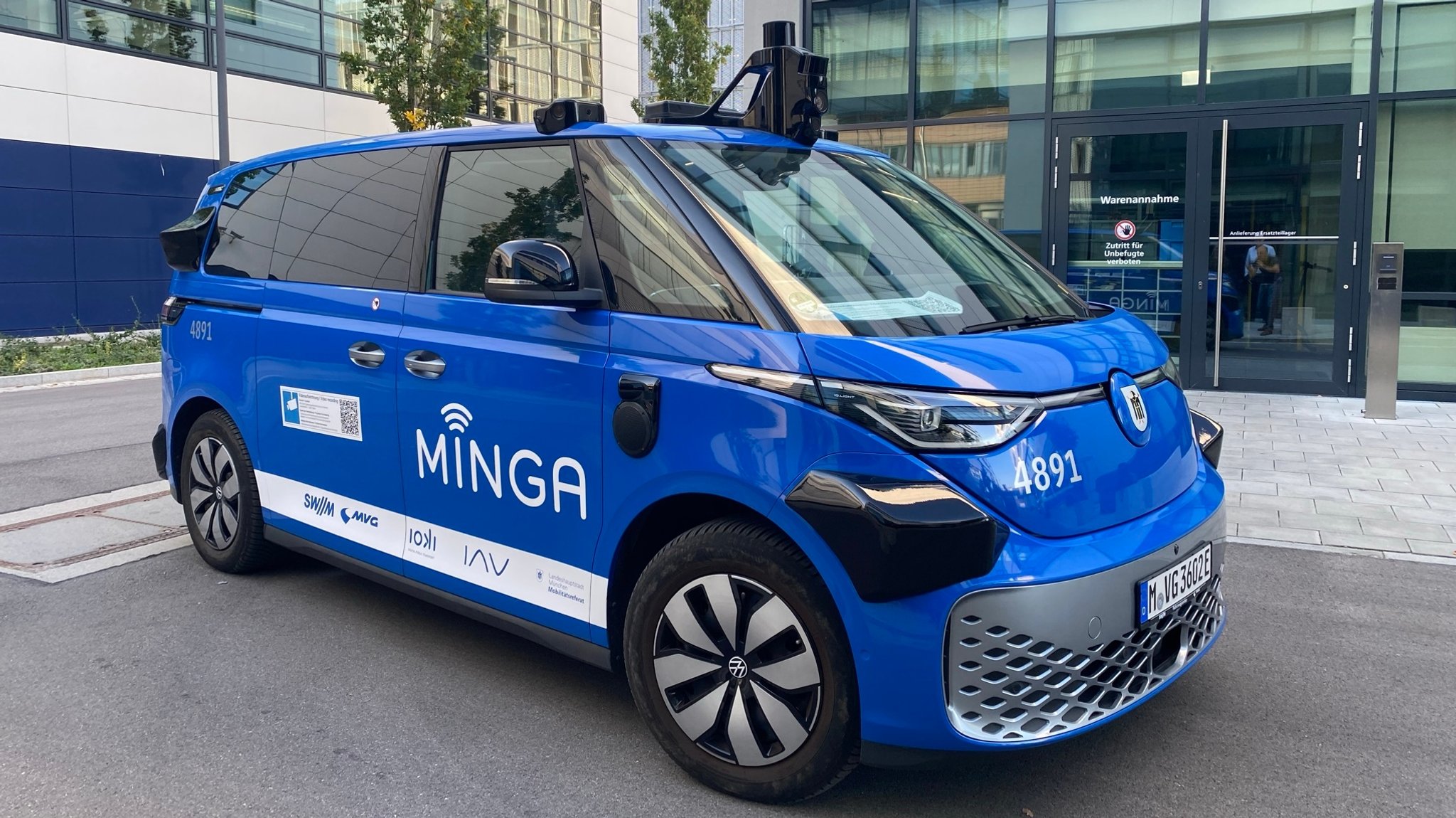Einer der drei blauen autonomen Fahrzeige, die bereits testweise für die Verkehrsgesellschaft MVG unterwegs sind.