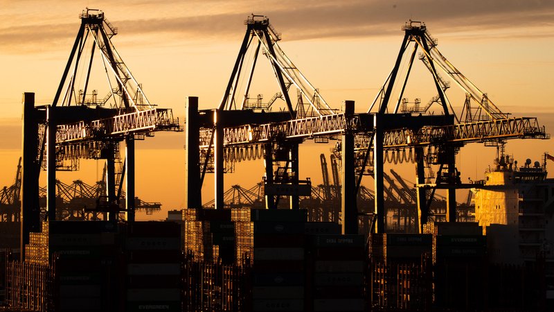 Bundesregierung hat Einstieg des chinesischen Staatskonzerns Cosco beim Hamburger Hafen erlaubt, die Beteiligung aber begrenzt.