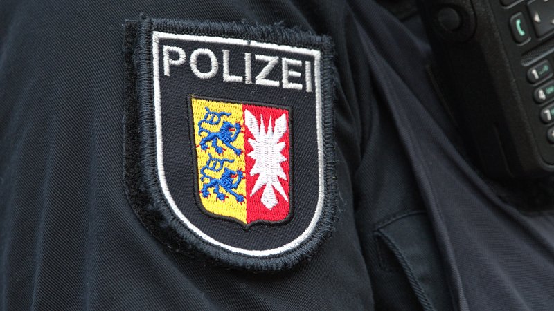 Uniform-Wappen eines Landespolizisten aus Schleswig-Holstein | Bild: pa/dpa/Torsten Sukrow/SULUPRESS.DE Uniform-Wappen eines Landespolizisten aus Schleswig-Holstein