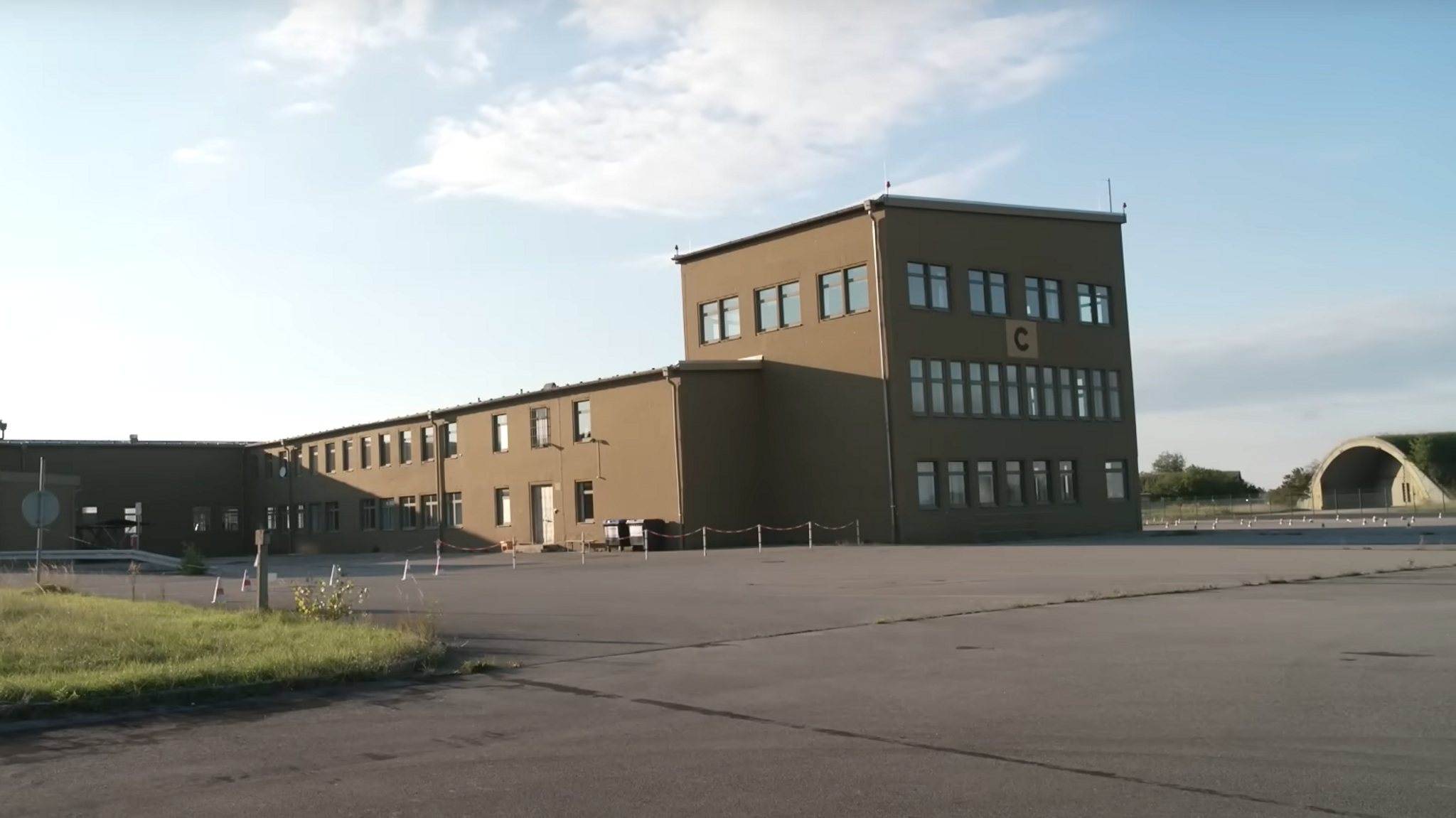 Ein Gebäude auf dem Fliegerhorst Fürstenfeldbruck | Bild: Bayerischer Rundfunk Ein Gebäude auf dem Fliegerhorst Fürstenfeldbruck